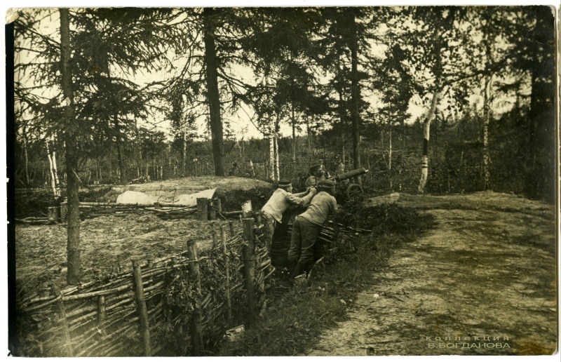 Немецкие пулеметчики в окопе на позиции «Просека Мули»( Mulischnaise) в лесу у деревни Можейки. Лето 1916 года.