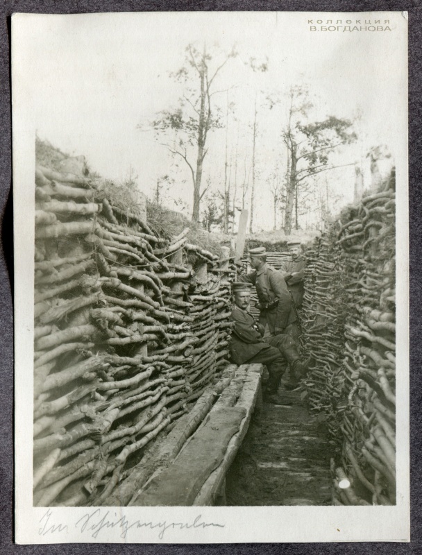 Наблюдатель в окопе смотрит в перископ на позиции «Просека Мули»( Mulischnaise) в лесу у деревни Можейки. 1916 г.