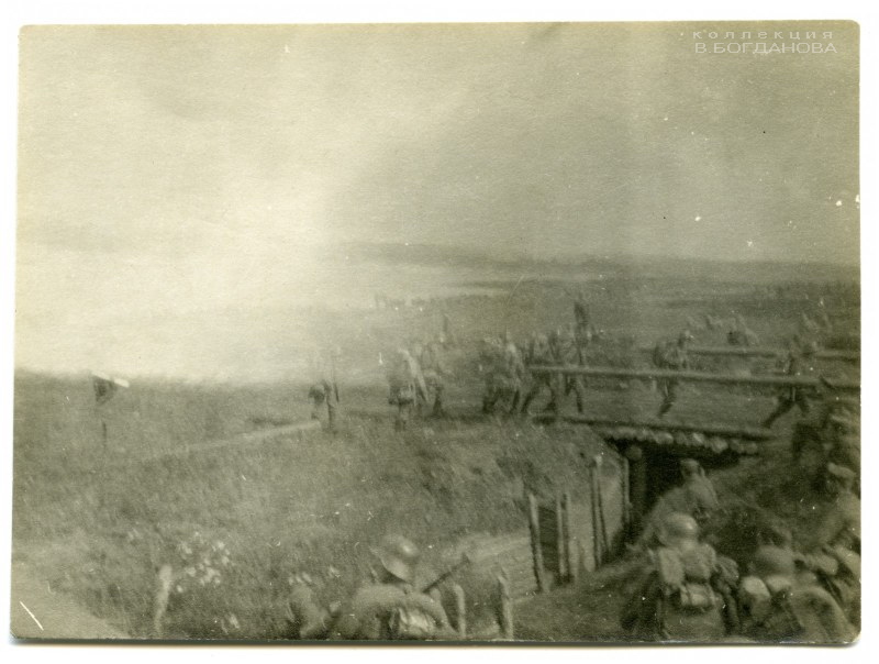 Момент боя. Снимок из серии фотографий «Лес Гинденбурга» (немецкая укрепленная позиция у деревни Вилейты).