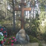 Крест и камень на братской могиле убитых в 1916 году.