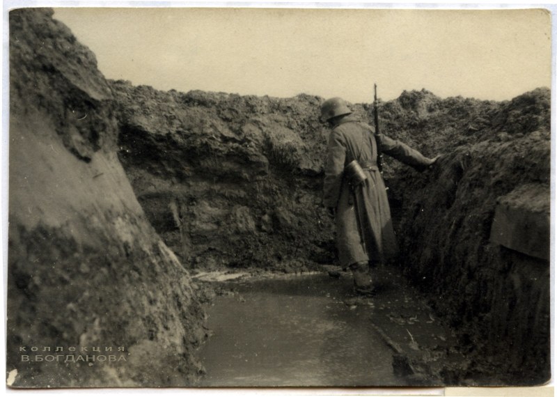 В залитой талой водой траншее под Поставами в марте 1917 г. Из подборки фото 15-го полка полевой артиллерии. (FAR 15).