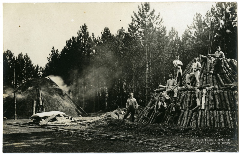Заготовка угля возле узкоколейки в лесу под Поставами. Июль 1916 г.
