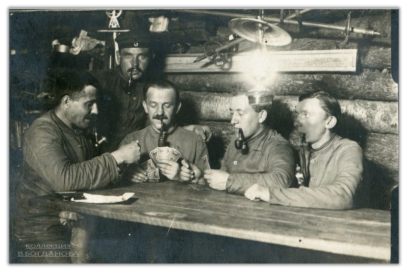 Офицерский досуг в перерывах от несения службы в деревянном блиндаже у передовой. Из личного фотоальбома немецкого солдата 52-го пехотного полка.