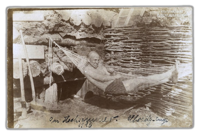 «В середине лета 1916 г.» Солнечные ванны в окопе у Можейского озера. Из альбома лейтенанта Рубенса, пехотный полк № 17 (IR 17).