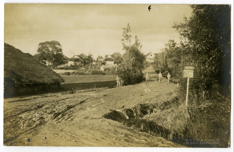 Деревня Большая Олься. Въезд с западной стороны. 1917 г. Немецкое фото.
