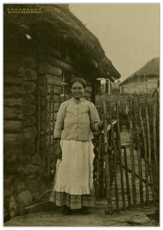 Крестьянка у своего дома в деревне под Поставами. 1916-1917 гг. Немецкое фото.