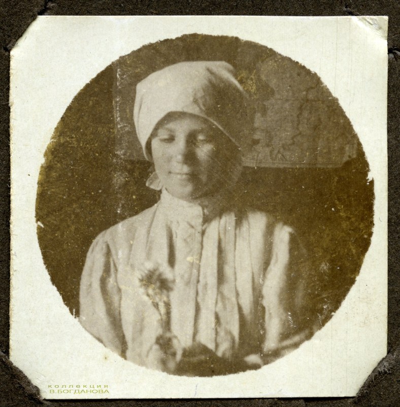 Крестьянка с цветком. Деревня Руди. 1917 г. Фото из личного альбома немецкого солдата 131-го пехотного полка (IR 131).