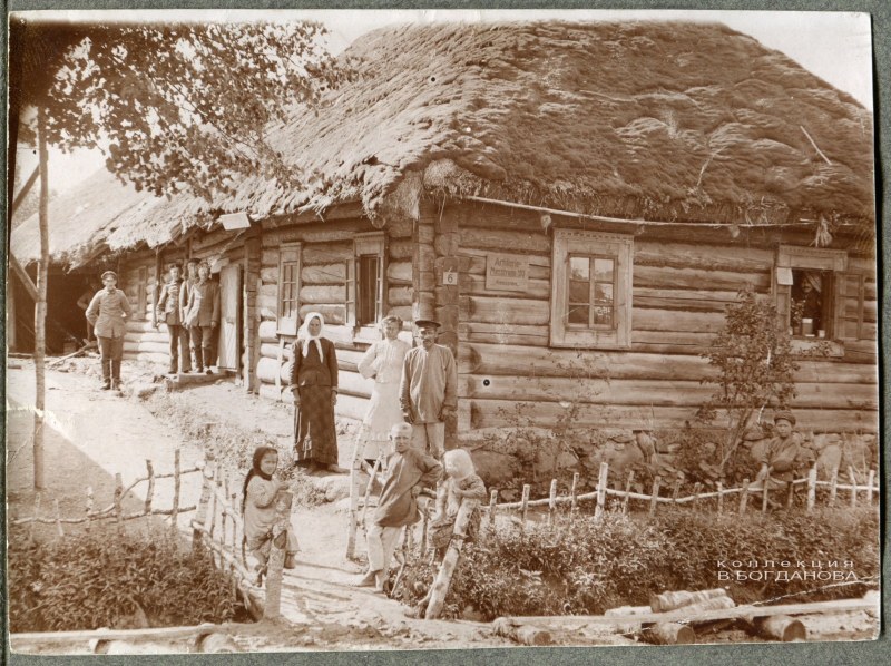 Крестьянская семья у своего дома в деревне Норковичи. 1916 г. Фото из личного альбома немецкого солдата 52-го пехотного полка (IR 52).