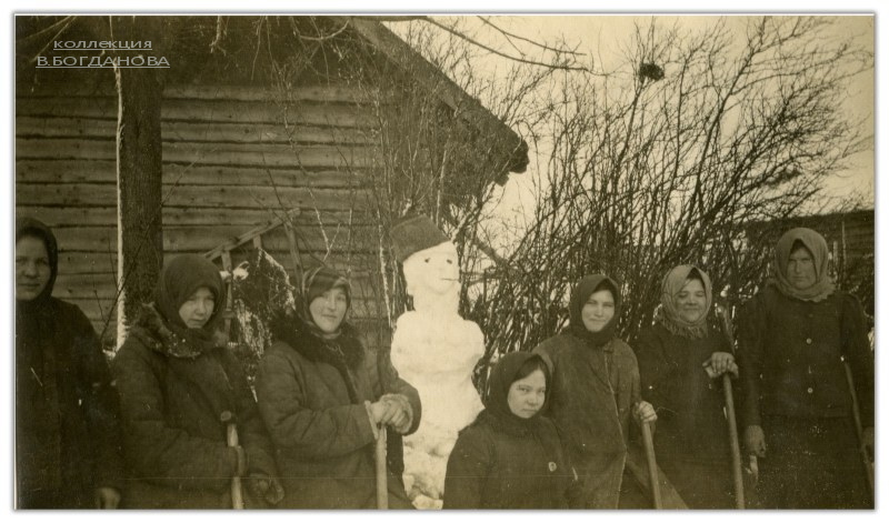 Крестьянки в деревне Чичели перед дорожными работами. Зима 1915/1916 гг.