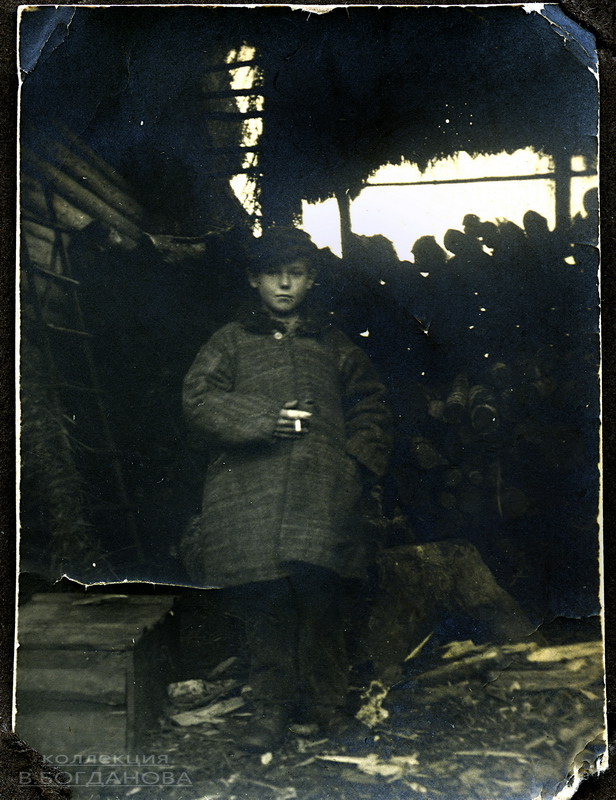 Мальчик-беженец под Поставами. 1915 г. Фото из личного альбома немецкого солдата 131-го пехотного полка (IR 131).