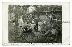 Надпись на фото: «Наши позиции у одной крестьянской семьи в Великой Ольсе. 1916». Фото из личного альбома немецкого лейтенанта Рубенса, пехотный полк № 17 (IR 17)