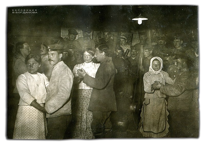 Танцы под электрической лампочкой с крестьянками деревни Норковичи. 1916 г. Из личного фотоальбома немецкого солдата 52-го пехотного полка.