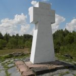 Каменный памятный крест, вид сзади